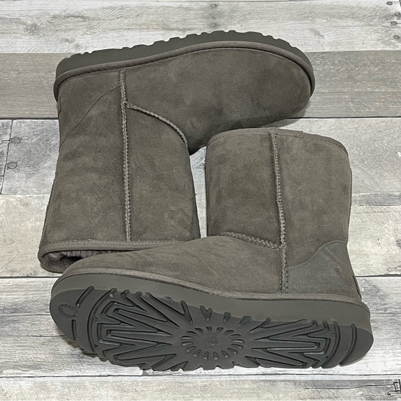 UGG Women’s Classic Short II Boots - Gray - Size - 8 US - Picture 6 of 10